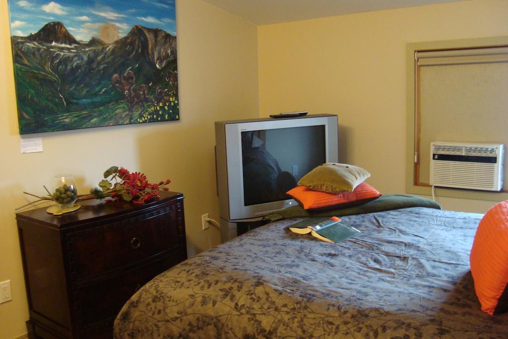 Ypc Fitness & Accomodations Invermere Room photo